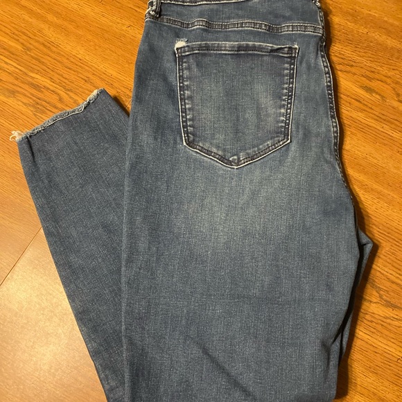 Old Navy Women’s Jeans - Picture 6 of 10